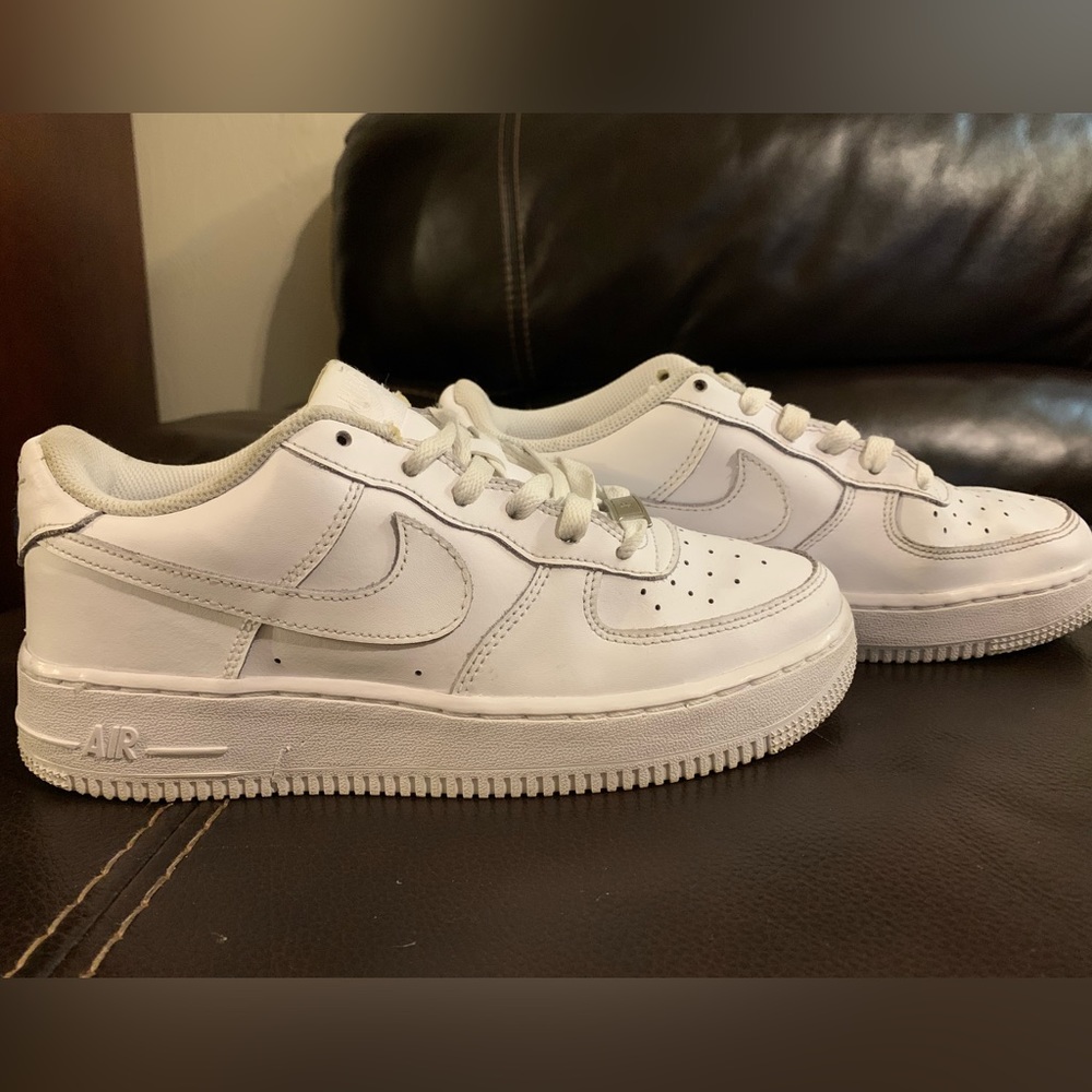 Air Force nike whites size 6Y. Fits a woman’s size 8.